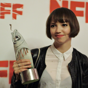 Der Hauptpreis für den besten Spielfilm geht an den tschechisch-slowakischen Film „Špína (Dreck)“ von Tereza Nvotová.
